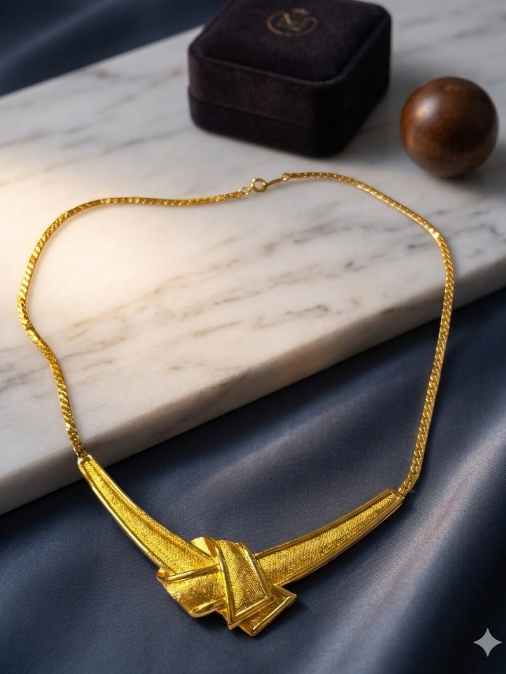 Avon Vintage Gold Plated Sculpted Pendant Necklace